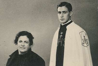 Reverendo Padre Augustín Fuentes Anguiano, junto a su madre Imelda Anguiano.