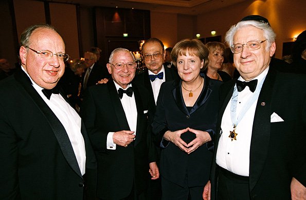 Mudra Hakini o Signo del Diamante - Angela Merkel (judía)