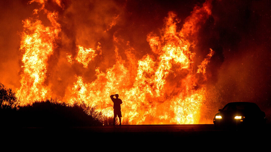 Dies Irae. Man Watching fire - Lluvia de fuego (Dies Irae).