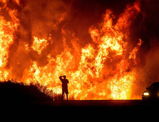 Dies Irae. Man Watching fire - Lluvia de fuego (Dies Irae).